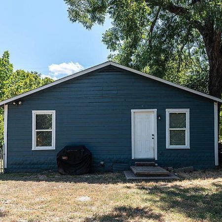 Escape To A Restored 1920S East Waco Bungalow Extérieur photo