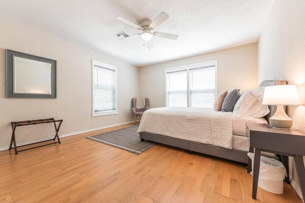 Escape To A Restored 1920S East Waco Bungalow Extérieur photo