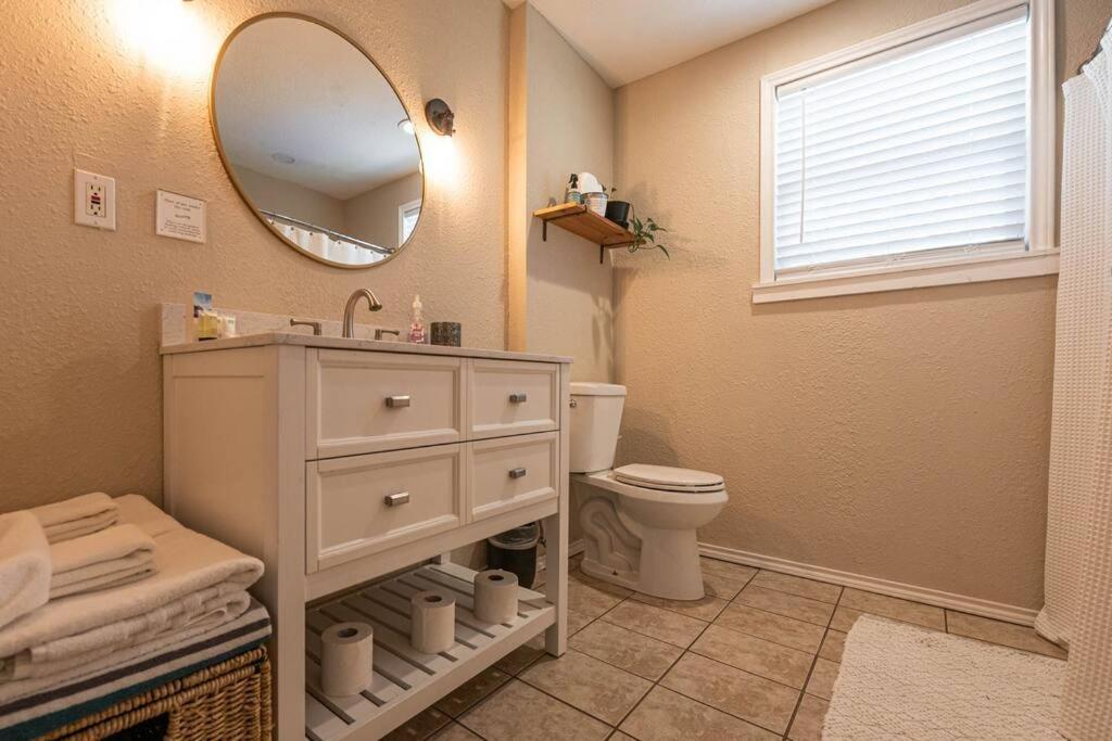 Escape To A Restored 1920S East Waco Bungalow Extérieur photo