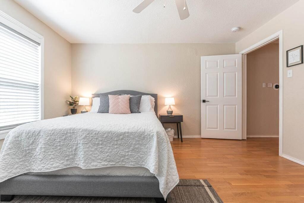 Escape To A Restored 1920S East Waco Bungalow Extérieur photo