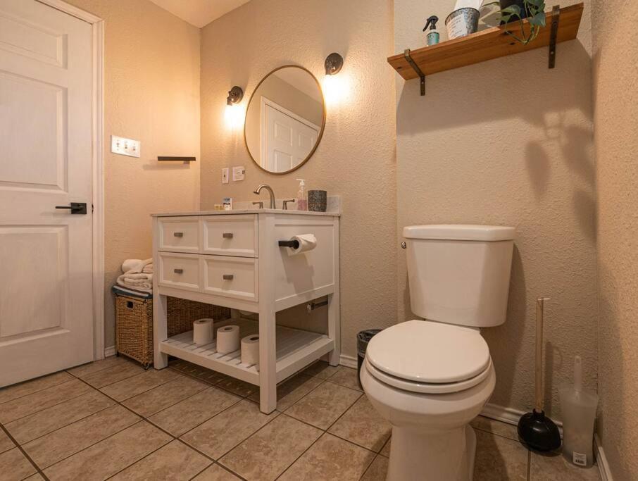 Escape To A Restored 1920S East Waco Bungalow Extérieur photo