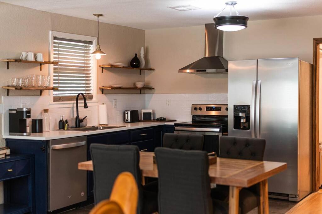 Escape To A Restored 1920S East Waco Bungalow Extérieur photo