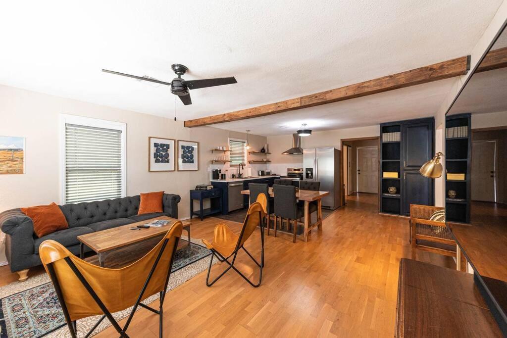 Escape To A Restored 1920S East Waco Bungalow Extérieur photo
