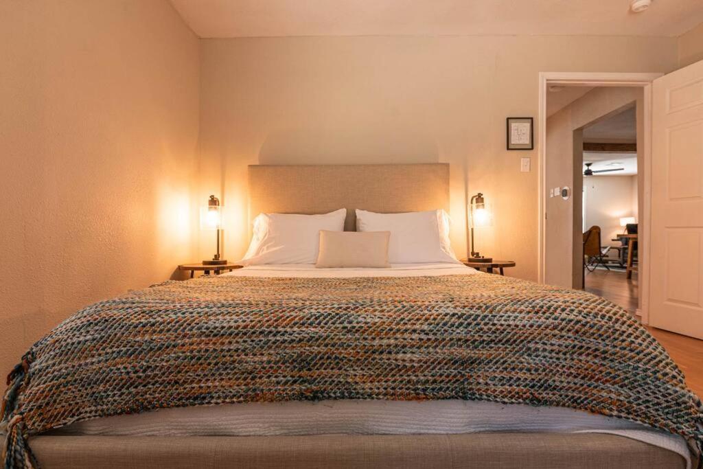 Escape To A Restored 1920S East Waco Bungalow Extérieur photo