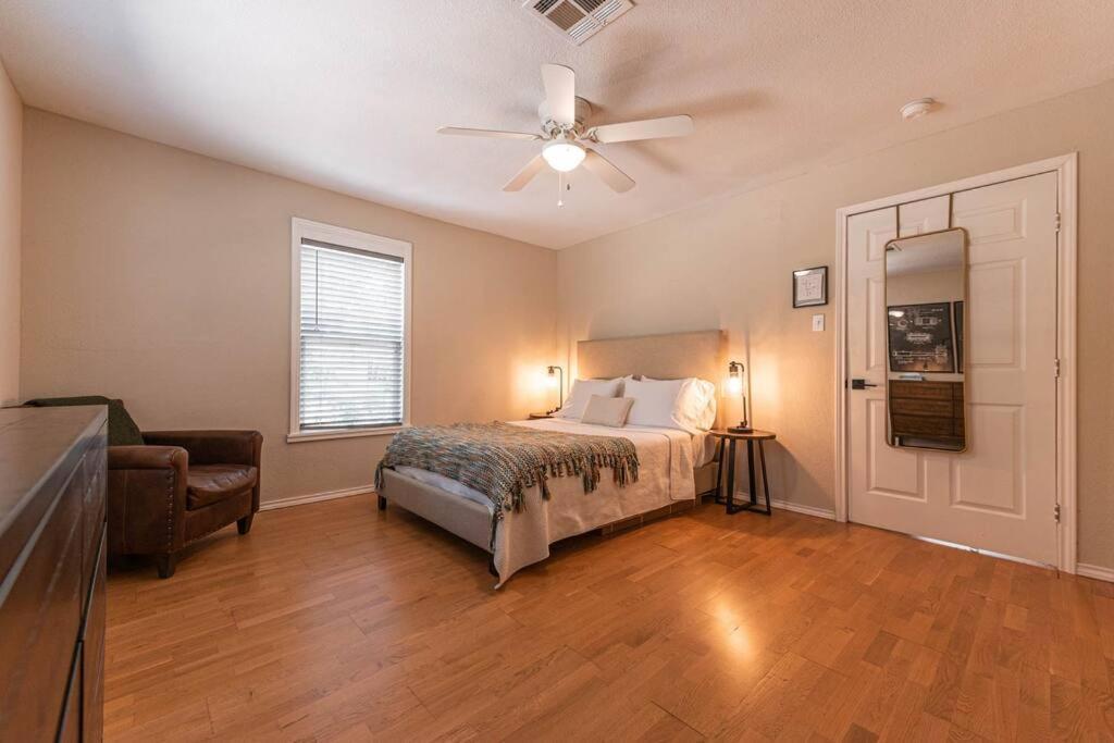 Escape To A Restored 1920S East Waco Bungalow Extérieur photo