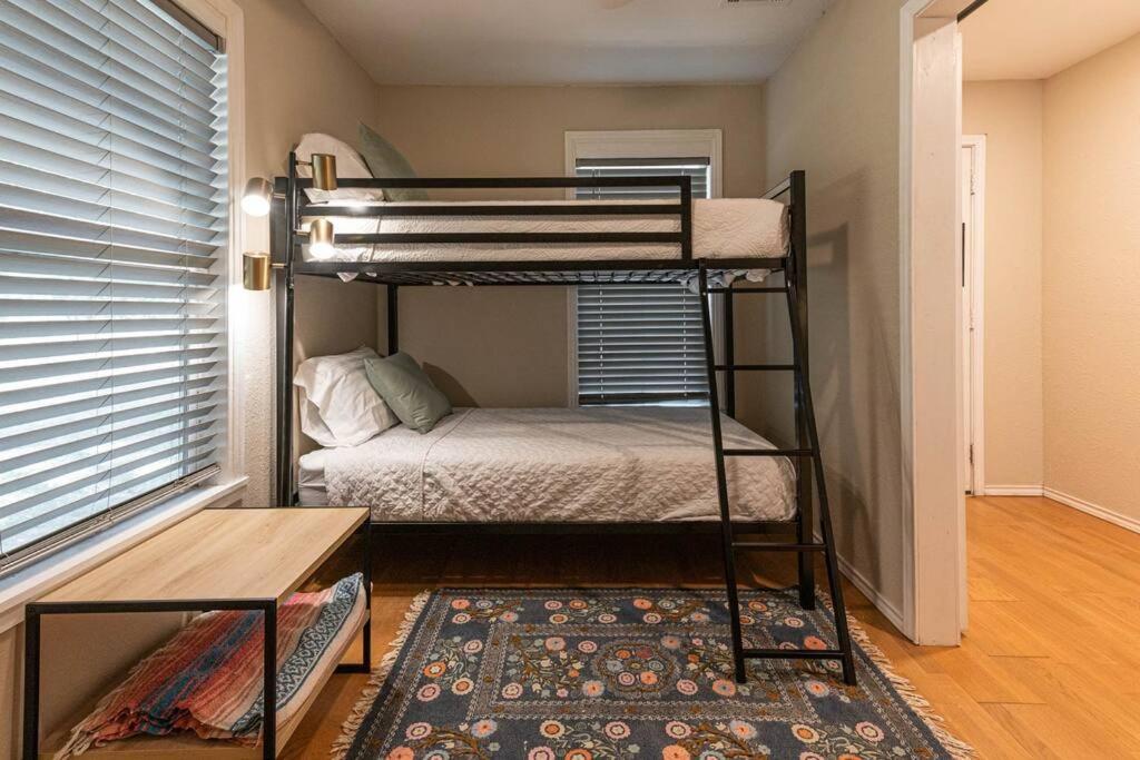 Escape To A Restored 1920S East Waco Bungalow Extérieur photo