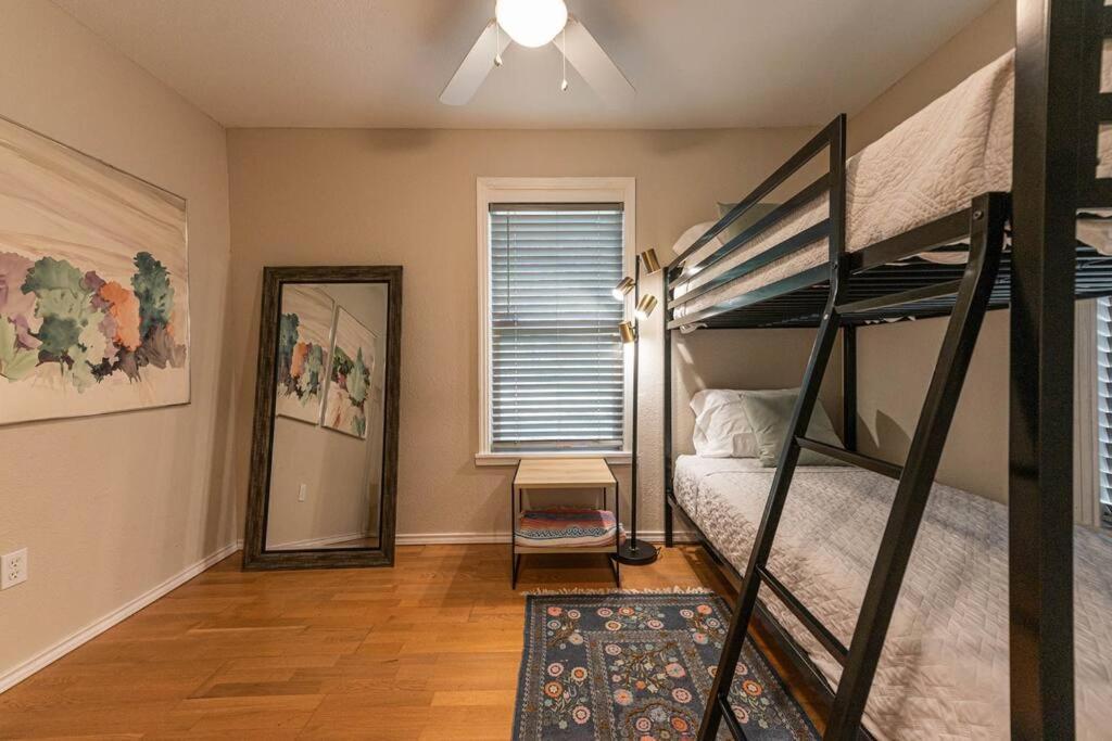 Escape To A Restored 1920S East Waco Bungalow Extérieur photo