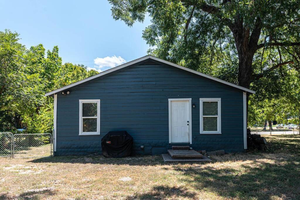 Escape To A Restored 1920S East Waco Bungalow Extérieur photo